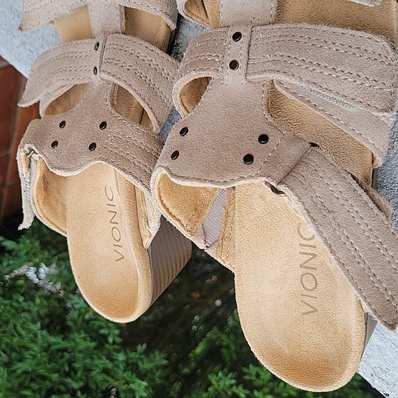 Vionic sandals Size 7 - Picture 2 of 4